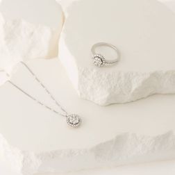 Anello Stardust con Pavè di Diamanti in Oro Bianco