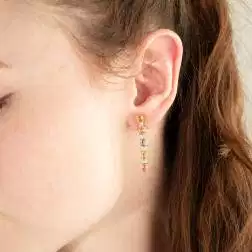 Orecchini Pendenti con Zaffiri Multicolore e Diamanti in Oro Bianco foto indossata