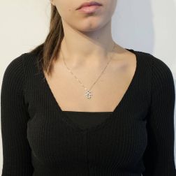 Ciondolo Bimba Oro Bianco e Diamanti foto indossata