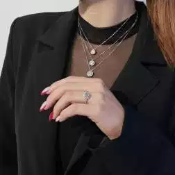Foto Indossata Anello Stardust con Pavè di Diamanti in Oro Bianco foto indossata