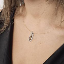 Collana Ciondolo Ovale Oro Bianco e Giallo con 23 Diamanti foto indossata