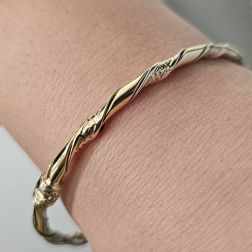 Bracciale con stampa Greca a spirale in Oro Giallo e Bianco foto indossata