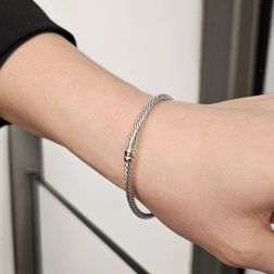 Photo of worn Torcion Bracelet in 18kt White Gold