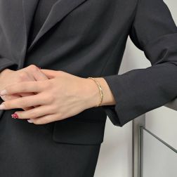 Bracciale Rigido Spirale Satinato e Lucido in Oro Giallo e Bianco foto indossata