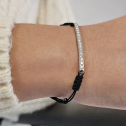Bracciale Laccetto con Targa in Oro Bianco e 16 Diamanti foto indossata