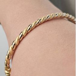Bracciale Rigido Intrecciato Lucido e Satinato in Oro Giallo foto indossata