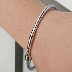 Bracciale Rigido Rigato Lucido in Oro Bianco foto indossata