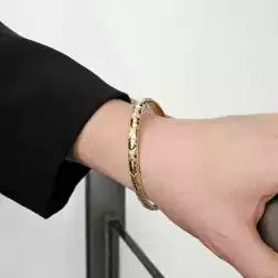 Bracciale Rigido con Rombi e X satinate in Oro Giallo foto indossata