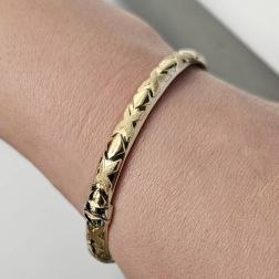 Bracciale Rigido con Rombi e X satinate in Oro Giallo foto indossata
