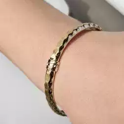 Bracciale Rigido Martellato Satinato e Lucido in Oro Giallo indossata