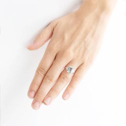 Anello Solitario con Acquamarina Ottagonale 10x8mm e 6 Diamanti foto indossata