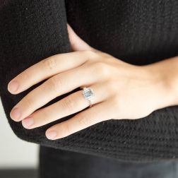 Anello Solitario con Acquamarina Ottagonale 10x8mm e 6 Diamanti foto indossata