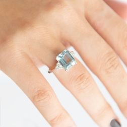 Anello Solitario con Acquamarina Ottagonale 11x9mm e Diamanti foto indossata