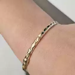 Bracciale Rigido Martellato in Oro Giallo e Bianco foto indossata