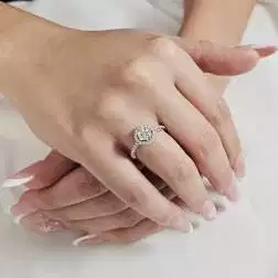 Foto Indossata Anello Stardust con Pavè di Diamanti in Oro Bianco foto indossata