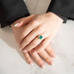 Foto Indossata Anello Solitario Smeraldo Ovale 9x8mm e 6 Diamanti foto indossata