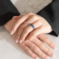Anello Veretta 5 Zaffiri Blu in Oro Bianco foto indossata