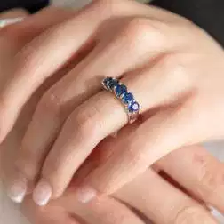 Anello Veretta 5 Zaffiri Blu in Oro Bianco foto indossata
