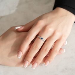 Anello Solitario Squadrato con Zaffiro Blu da 0.280ct e 40 Diamanti foto indossata