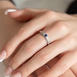 Anello Solitario Squadrato con Zaffiro Blu da 0.280ct e 40 Diamanti foto indossata