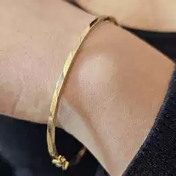 Bracciale Rigido Squadrato Lucido e Satinato in Oro Giallo e Bianco foto indossata
