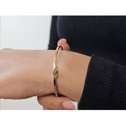Bracciale Rigido Squadrato Lucido e Satinato in Oro Giallo e Bianco foto indossata