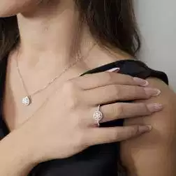 Foto Indossata Anello Stardust con Pavè di Diamanti in Oro Bianco foto indossata