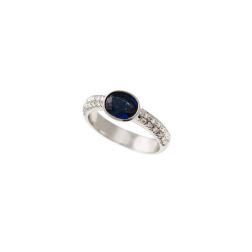 Anello Solitario contornato Zaffiro Blu da 1.324ct e Diamanti