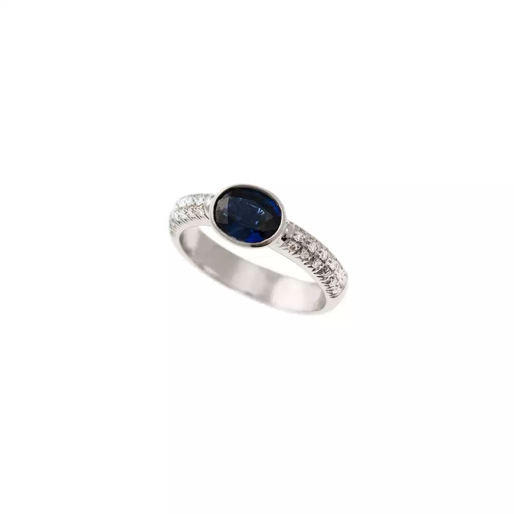 Anello Solitario contornato Zaffiro Blu da 1.324ct e Diamanti