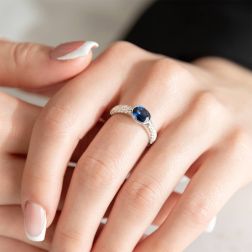 Anello Solitario contornato Zaffiro Blu da 1.324ct e Diamanti foto indossata