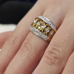 Foto Indossata Anello Design a fasce con 14 Zaffiri Gialli e 58 Diamanti foto indossata