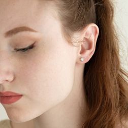 photo of worn Circle Earrings bezel 5,50mm