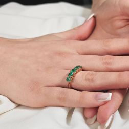 Photo of worn Veretta Ring with 5 Emeralds of 1,583ct in Rose Gold
