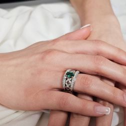 Foto Indossata Anello a fascia ''Renaissance'' con Smeraldo ovale e Diamanti foto indossata