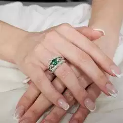 Foto Indossata Anello a fascia ''Renaissance'' con Smeraldo ovale e Diamanti foto indossata