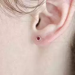 Orecchini Rubino Circle 4.50mm Oro Bianco foto indossata