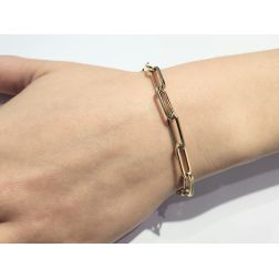 Photo of worn Rolo Squared Oval Chain Bracelet Yellow Gold - 20.50cm