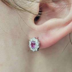 Orecchini Kate Zaffiro Rosa 5x4mm e 20 Diamanti foto indossata