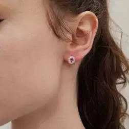 Orecchini Kate Zaffiro Rosa 5x4mm e 20 Diamanti foto indossata