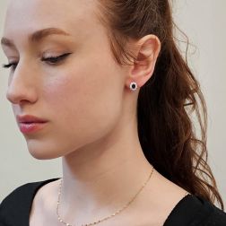 Orecchini Kate Zaffiro Blu 5x4mm e 20 Diamanti foto indossata