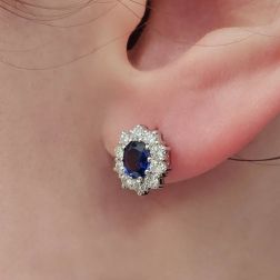 Orecchini Kate Zaffiro Blu 5x4mm e 20 Diamanti foto indossata