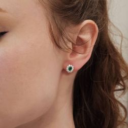Orecchini Kate Smeraldo 5x4mm e 20 Diamanti foto indossata