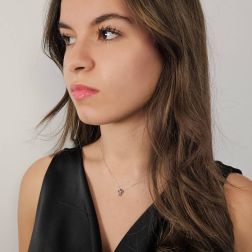 Collana con Croce 5 Diamanti Neri e 1 Diamante Bianco - Larghezza 6.7mm foto indossata