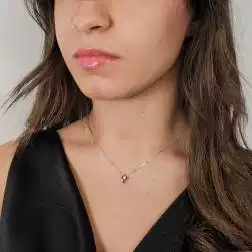 Collana con Croce 5 Rubini e 1 Diamante - Larghezza 6.7mm foto indossata
