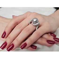 Anello Design Onda con Perla Tahiti e Pavé di Diamanti foto indossata