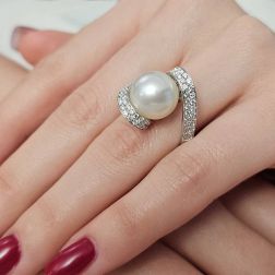 Anello Spirale Elegante Diamanti e Perla Australiana foto indossata