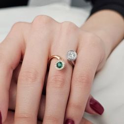 Anello Steli Smeraldo e Diamanti in Oro Rosa e Bianco foto indossata