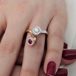 Anello Steli Diamanti e Rubino in Oro Rosa e Bianco foto indossata