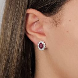 Orecchini Kate Rubino 8x6mm e 24 Diamanti foto indossata
