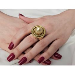 Anello con Perla Gold a goccia e Diamanti Gialli a giro foto indossata